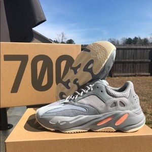 YEEZY BOOST 700